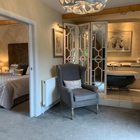 The Wheatsheaf Hotel, Sandbach Exteriér fotografie A suite at The Swan