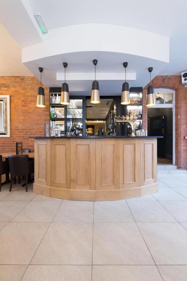The Wheatsheaf Hotel, Sandbach Exteriér fotografie The bar at the restaurant